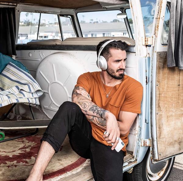 eBookReader Bose noise cancelling headphones 700 lytter musik sølv